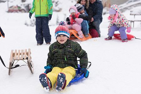 快乐微笑的小男孩户外玩得开心,下雪的冬日玩耍的肖像图片