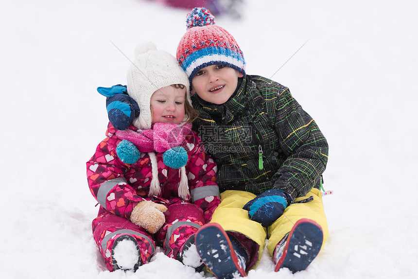 群孩子寒假里玩得很开心,新鲜的雪里玩图片