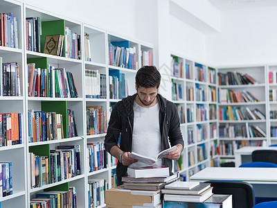 拼贴学校图书馆学生肖像,阿拉伯青学阅读书籍图片