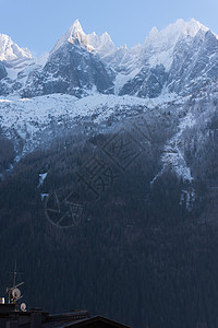 法国阿尔卑斯山的山峰覆盖着新鲜的雪冬季景观自然景观美丽阳光明媚的冬季图片