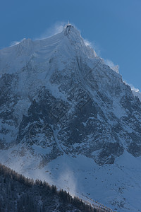 法国阿尔卑斯山的山峰覆盖着新鲜的雪冬季景观自然景观美丽阳光明媚的冬季图片