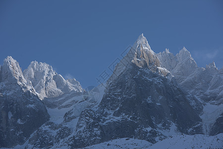 法国阿尔卑斯山的山峰覆盖着新鲜的雪冬季景观自然景观美丽阳光明媚的冬季图片