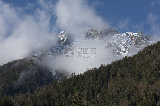 法国阿尔卑斯山的山峰覆盖着新鲜的雪冬季景观自然景观美丽阳光明媚的冬季图片