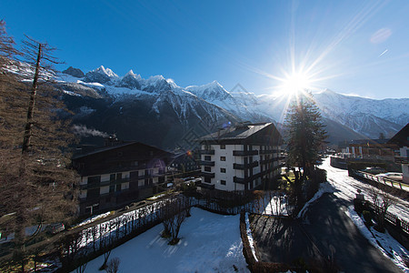 法国阿尔卑斯山的山峰覆盖着新鲜的雪冬季景观自然景观美丽阳光明媚的冬季图片