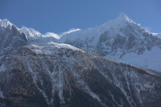 法国阿尔卑斯山的山峰覆盖着新鲜的雪冬季景观自然景观美丽阳光明媚的冬季图片