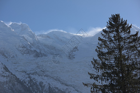 法国阿尔卑斯山的山峰覆盖着新鲜的雪冬季景观自然景观美丽阳光明媚的冬季图片