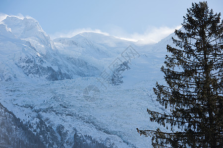 法国阿尔卑斯山的山峰覆盖着新鲜的雪冬季景观自然景观美丽阳光明媚的冬季图片