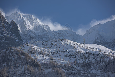 法国阿尔卑斯山的山峰覆盖着新鲜的雪冬季景观自然景观美丽阳光明媚的冬季图片