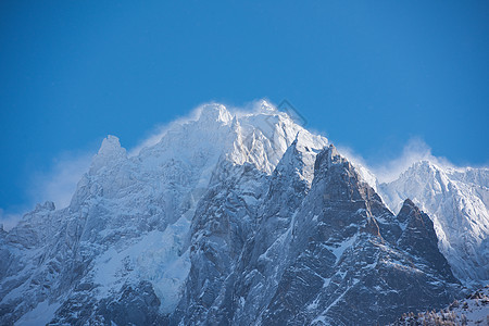 法国阿尔卑斯山的山峰覆盖着新鲜的雪冬季景观自然景观美丽阳光明媚的冬季图片