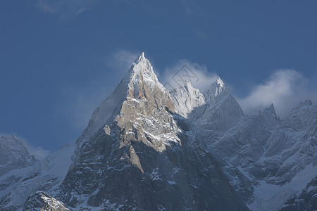 法国阿尔卑斯山的山峰覆盖着新鲜的雪冬季景观自然景观美丽阳光明媚的冬季图片