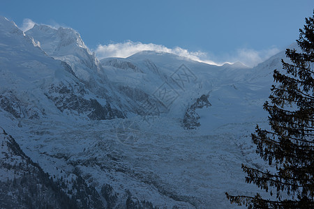 法国阿尔卑斯山的山峰覆盖着新鲜的雪冬季景观自然景观美丽阳光明媚的冬季图片