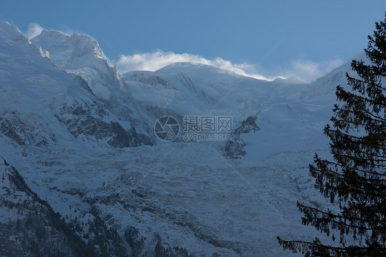 法国阿尔卑斯山的山峰覆盖着新鲜的雪冬季景观自然景观美丽阳光明媚的冬季图片