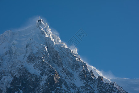 法国阿尔卑斯山的山峰覆盖着新鲜的雪冬季景观自然景观美丽阳光明媚的冬季背景图片