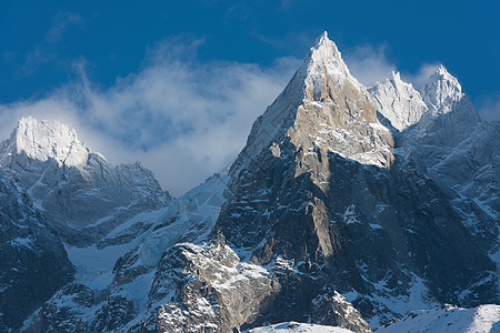 法国阿尔卑斯山的山峰覆盖着新鲜的雪冬季景观自然景观美丽阳光明媚的冬季图片