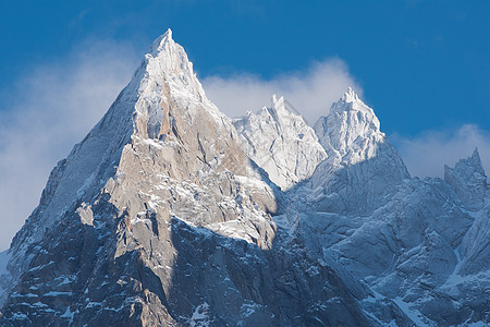 法国阿尔卑斯山的山峰覆盖着新鲜的雪冬季景观自然景观美丽阳光明媚的冬季背景图片