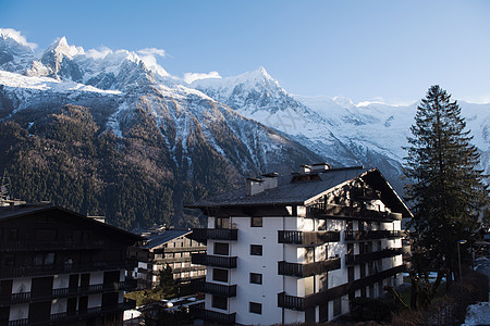 法国阿尔卑斯山的山峰覆盖着新鲜的雪冬季景观自然景观美丽阳光明媚的冬季图片