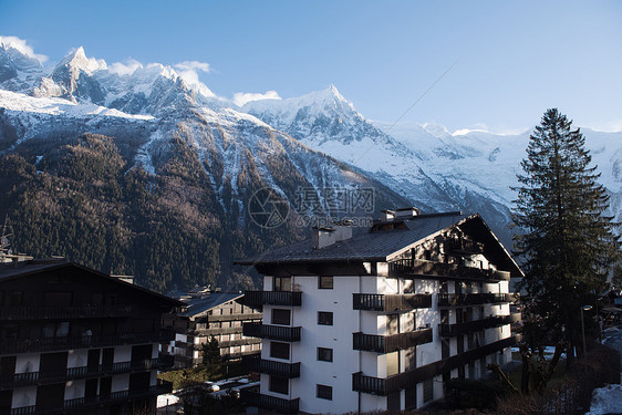 法国阿尔卑斯山的山峰覆盖着新鲜的雪冬季景观自然景观美丽阳光明媚的冬季图片