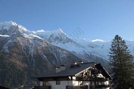 法国阿尔卑斯山的山峰覆盖着新鲜的雪冬季景观自然景观美丽阳光明媚的冬季图片