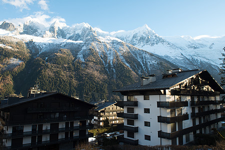 法国阿尔卑斯山的山峰覆盖着新鲜的雪冬季景观自然景观美丽阳光明媚的冬季图片