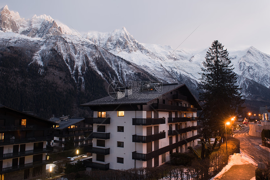 法国阿尔卑斯山的山峰覆盖着新鲜的雪夜间冬季景观自然景观图片