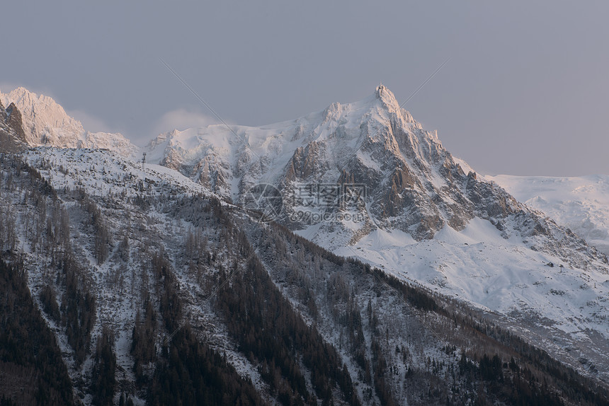 法国阿尔卑斯山的山峰覆盖着新鲜的雪夜间冬季景观自然景观图片