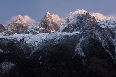 法国阿尔卑斯山的山峰覆盖着新鲜的雪夜间冬季景观自然景观图片