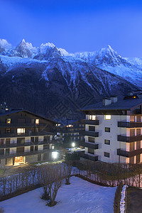 法国阿尔卑斯山的山峰覆盖着新鲜的雪夜间冬季景观自然景观图片