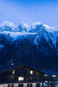 法国阿尔卑斯山的山峰覆盖着新鲜的雪夜间冬季景观自然景观图片