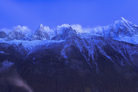 法国阿尔卑斯山的山峰覆盖着新鲜的雪夜间冬季景观自然景观图片