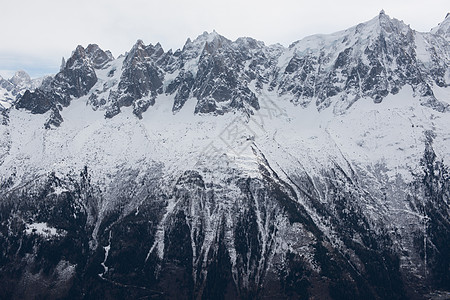 法国阿尔卑斯山的山峰覆盖着新鲜的雪冬季景观自然景观美丽阳光明媚的冬季图片