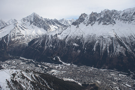 法国阿尔卑斯山的山峰覆盖着新鲜的雪冬季景观自然景观美丽阳光明媚的冬季图片