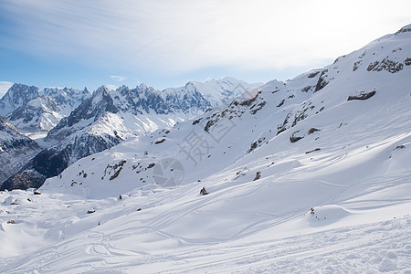 法国阿尔卑斯山的山峰覆盖着新鲜的雪冬季景观自然景观美丽阳光明媚的冬季图片