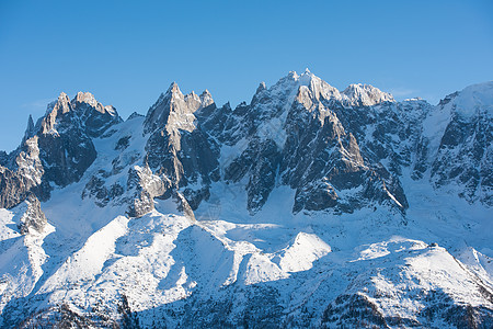 法国阿尔卑斯山的山峰覆盖着新鲜的雪冬季景观自然景观美丽阳光明媚的冬季图片