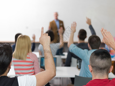高级教师教学课,聪明的学生小课堂上举手图片