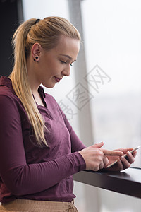 办公室的商务女用智能手机检查互联网键入消息图片