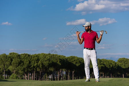 英俊的中东高尔夫球员肖像阳光明媚的日子里穿着红色衬衫图片