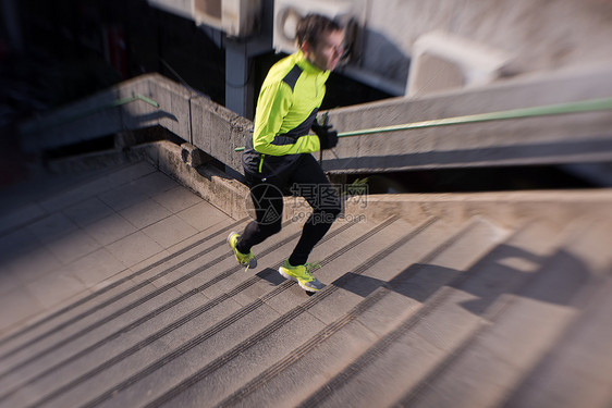 男人寒冷的秋天台阶上慢跑图片