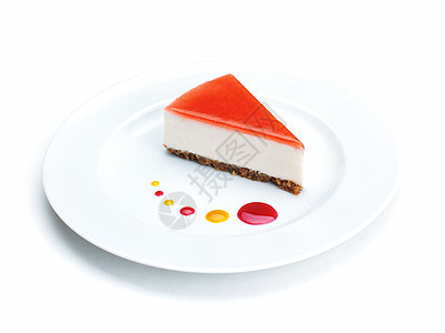 白色背景上分离的草莓奶酪蛋糕图片