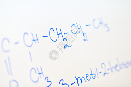 学校课堂背景中白板上的抽象科学化学分子结构图片