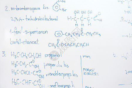 学校课堂背景中白板上的抽象科学化学分子结构图片