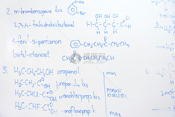 学校课堂背景中白板上的抽象科学化学分子结构图片