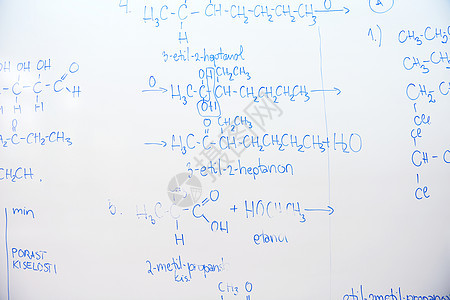 学校课堂背景中白板上的抽象科学化学分子结构图片