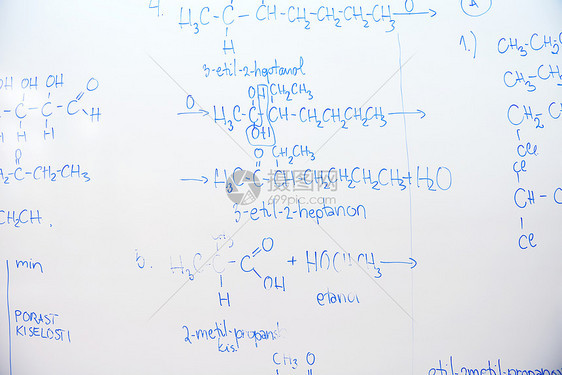 学校课堂背景中白板上的抽象科学化学分子结构图片