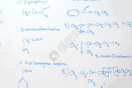 学校课堂背景中白板上的抽象科学化学分子结构图片