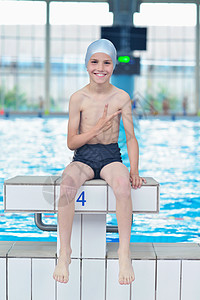 快乐的孩子肖像游泳学校课程娱乐活动室内游泳池图片