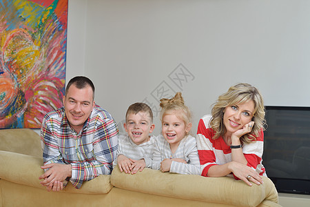 哈比轻的家庭他们的孩子室内的现代客厅玩得很开心图片