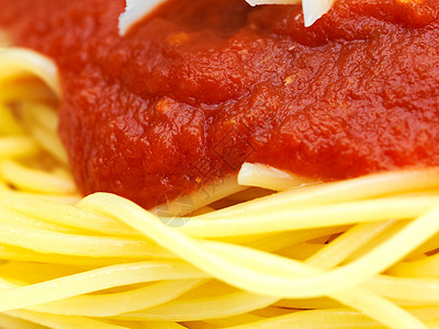 意大利意大利,腊肠,酱汁与西红柿,肉奶酪个普通的白色盘子图片