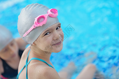 快乐的孩子肖像游泳学校课程娱乐活动室内游泳池图片