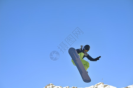 跳跃自由式滑雪者山上与新鲜的雪,新鲜的阳光明媚的冬天图片
