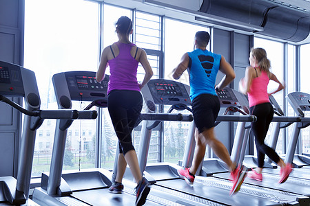 男欧美男模跑步群轻人现代体育健身房的跑步机上跑步背景